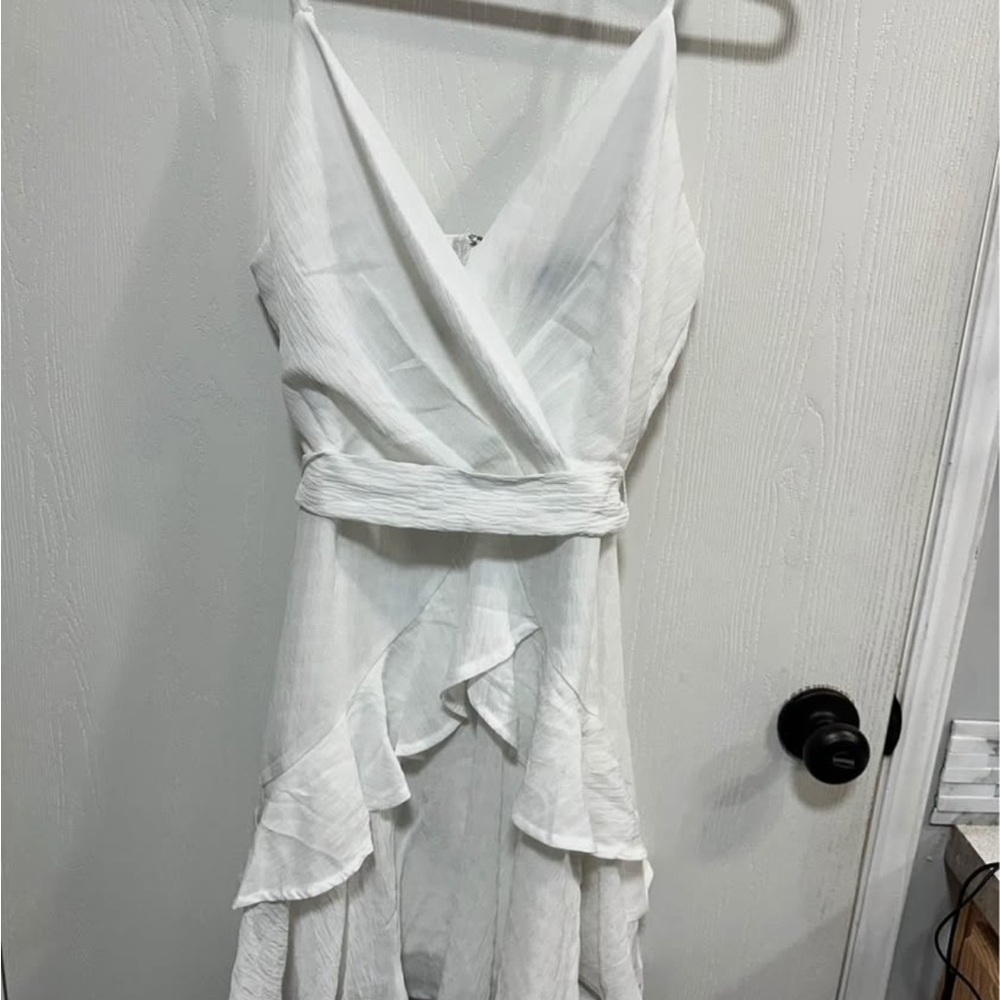 Elegant White Sleeveless Dress